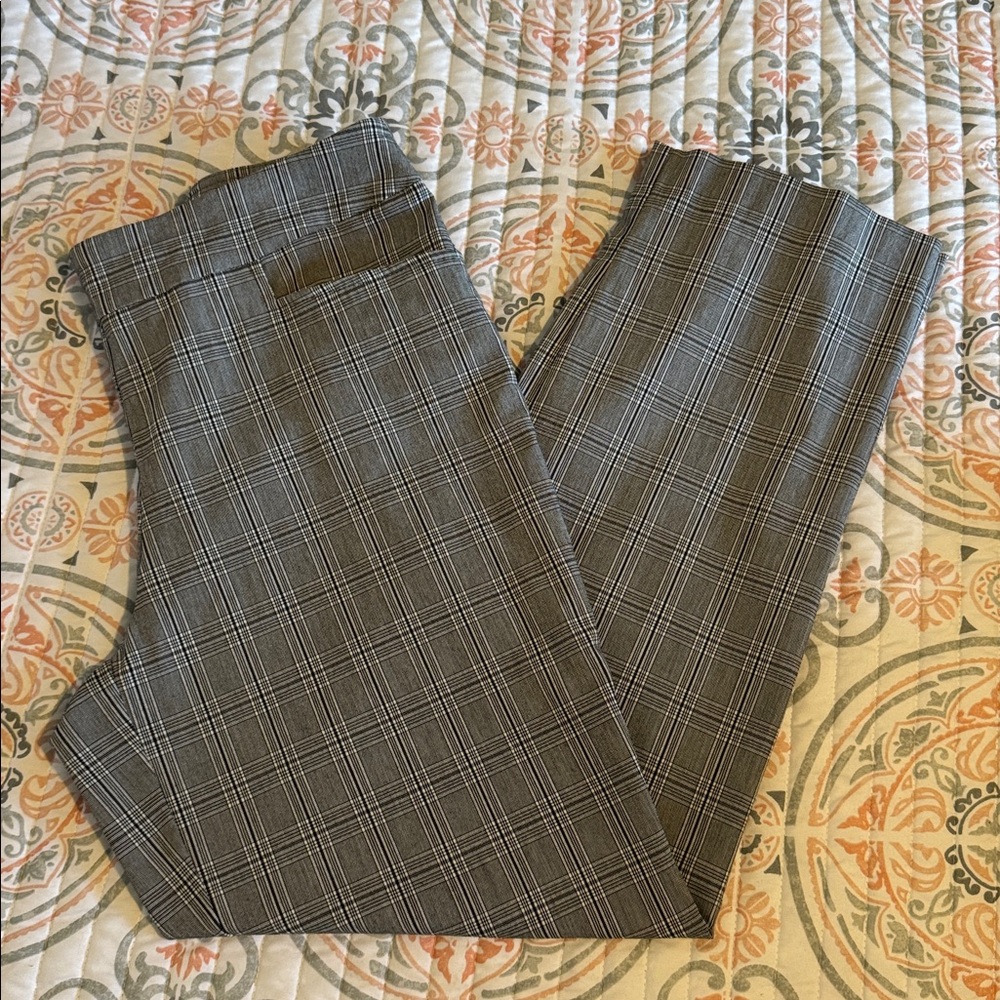 Time and Tru Women's Gray, Black Plaid Trousers Large